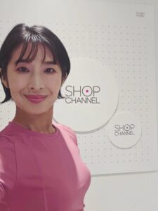 弊社STLUCE所属のMACOがSHOP CHANNELにて、「ラクナ 肩甲骨はがしピロー」のゲスト出演をいたしました。
